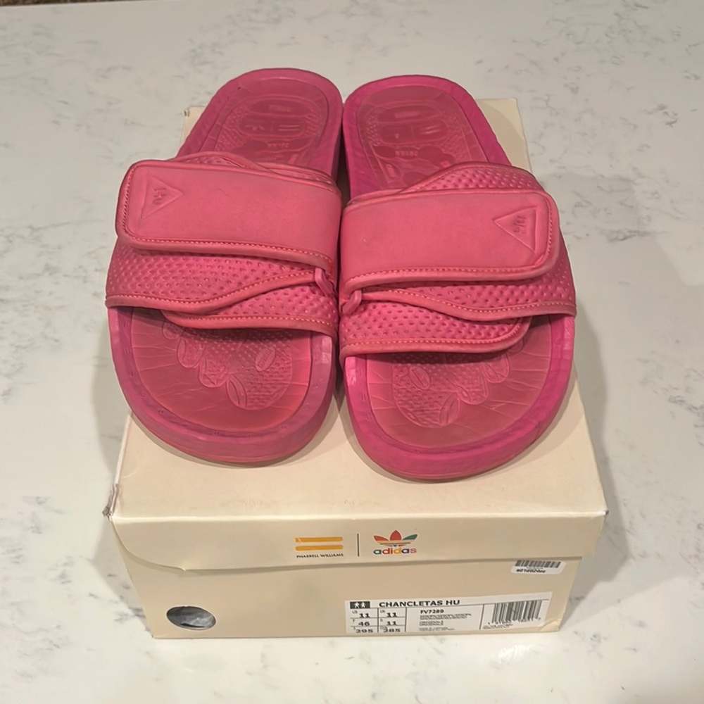 human race x Adidas chancletas hu slides
